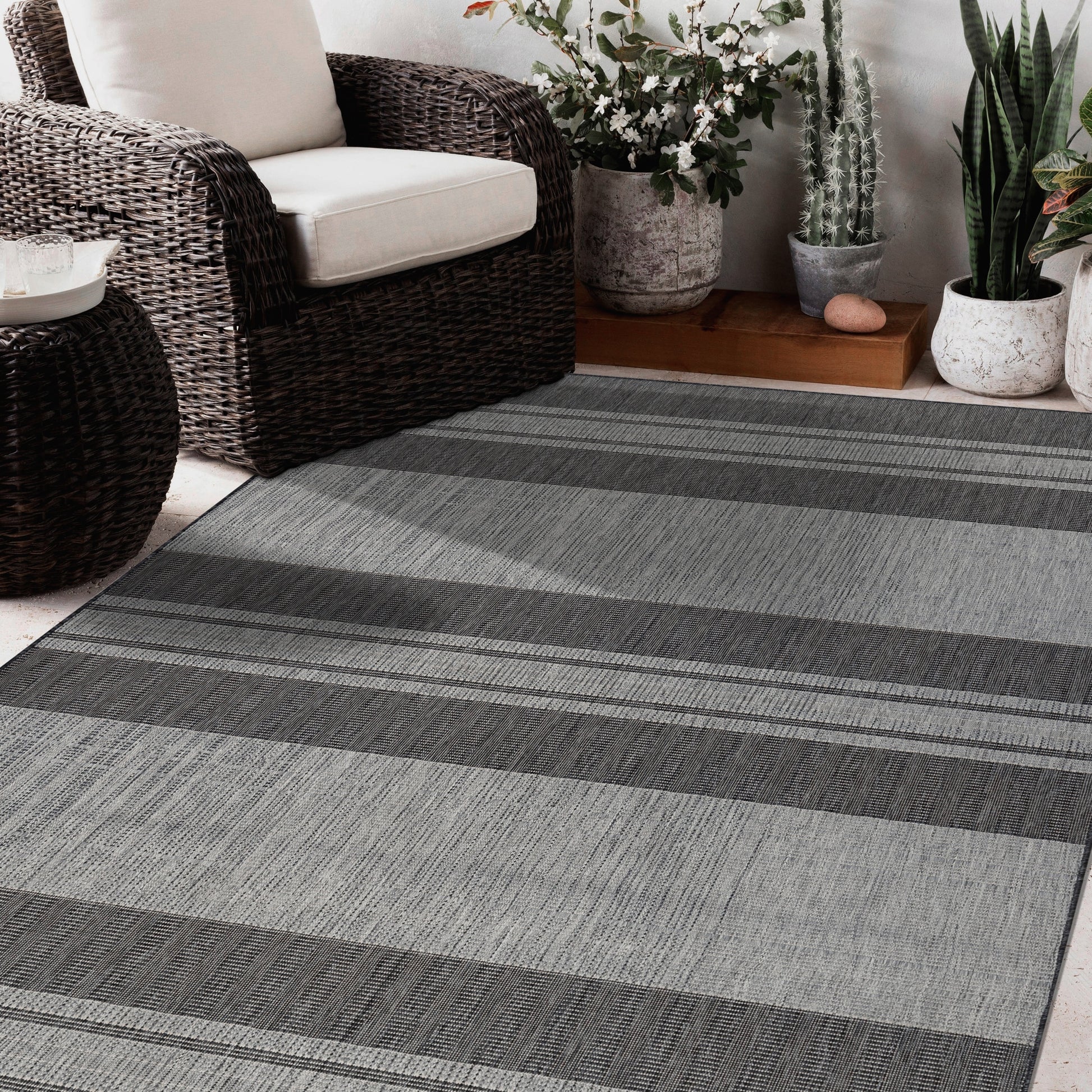 AMER Maryland 6 x 10 (ft) Loomed Silver Rectangular Indoor/Outdoor Stripe Mid-Century Modern Area rug